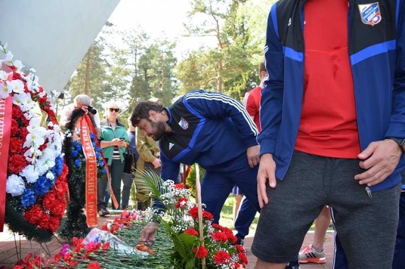 Регбисты «ВВА-Подмосковье», 9 мая 2019 года, участвовали в народном шествии «Бессмертный полк» в Монино и возложили цветы к монументу «Скорбящая мать»